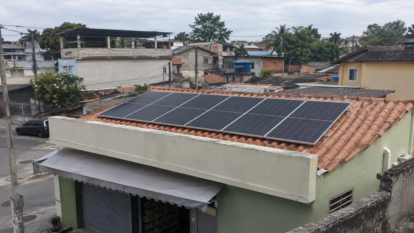 Placas solares sobre o telhado de um pequeno comércio em um bairro da Zona Oeste.