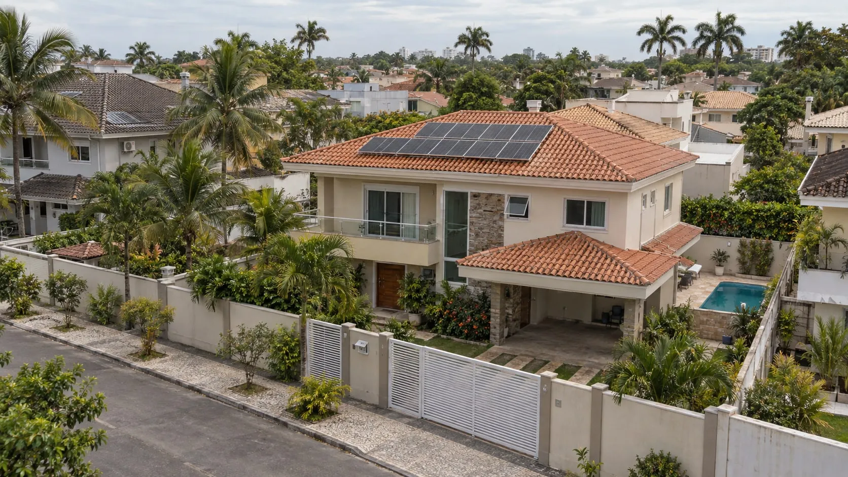 Casa carioca com energia solar, piscina e coqueiros; atendimento em todo o Rio de Janeiro.