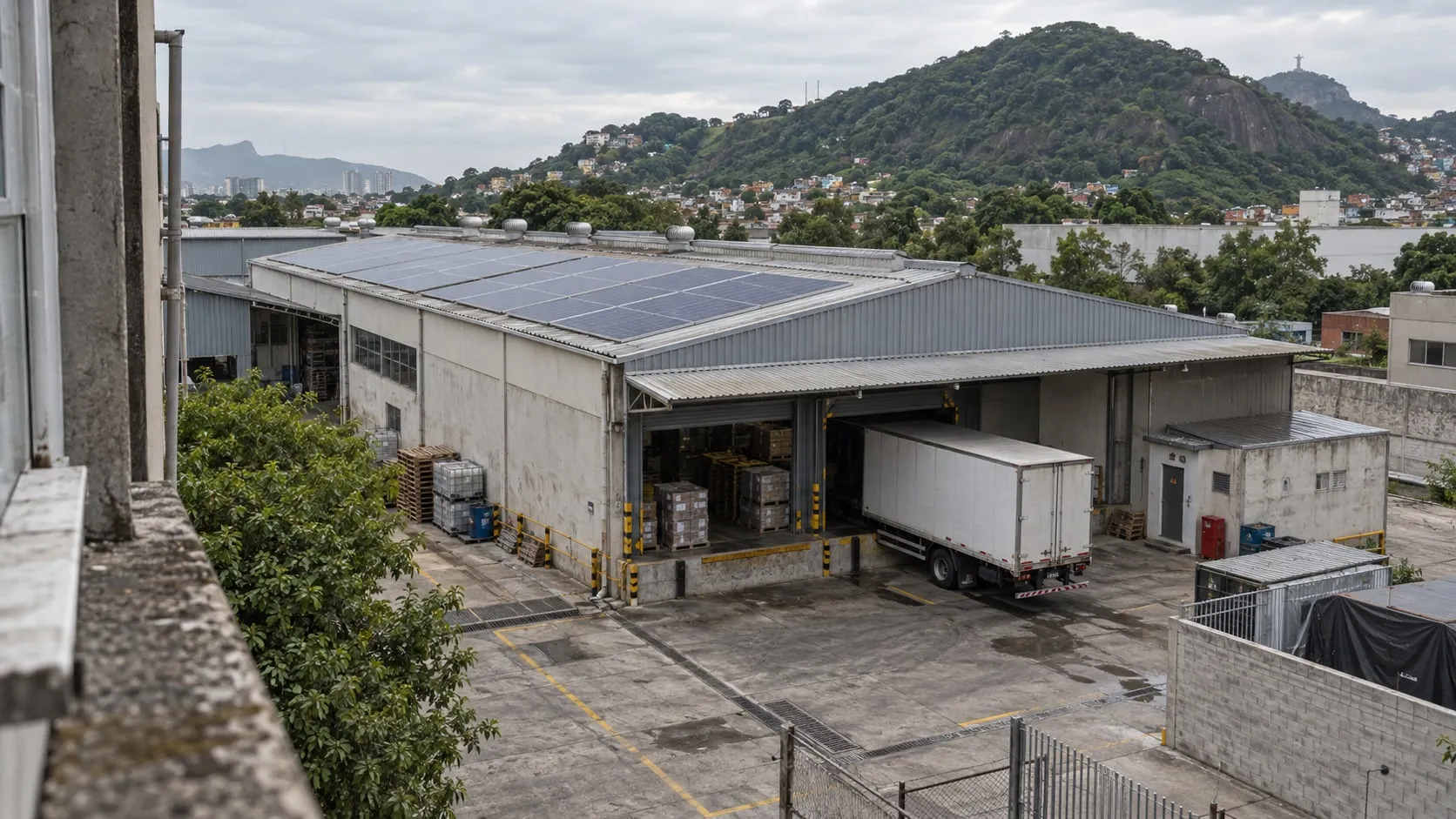 Galpão com placas solares e caminhão na doca no Rio de Janeiro.